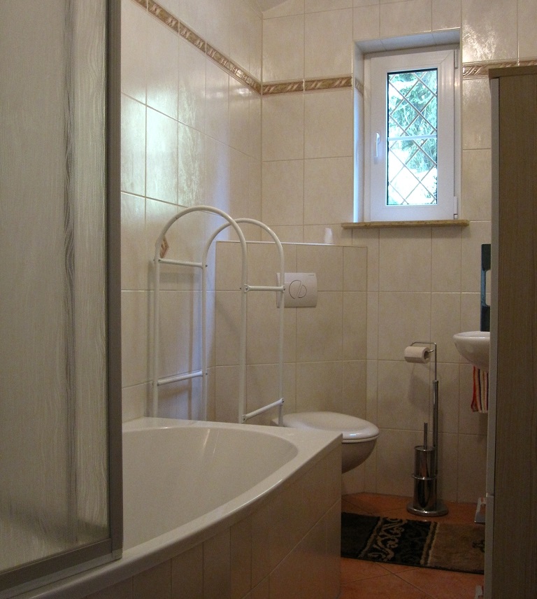 Bad Mit Badewanne, WC, Fenster