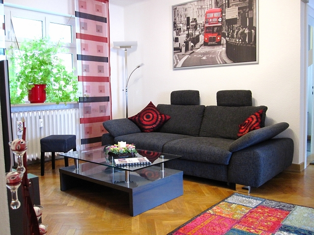 Wohndiele Mit Bequemer Couch, Stehleuchte, Großem Wandbild Und Weiterer Deko